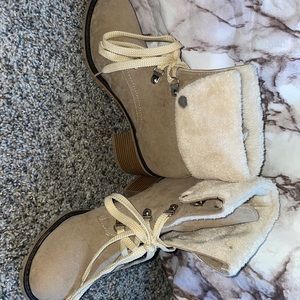 Selling a pair of 2inch beige fur lined heels